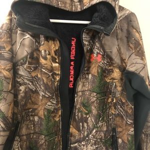 Under Armour Real Tree camo coat. Lady’s s. L